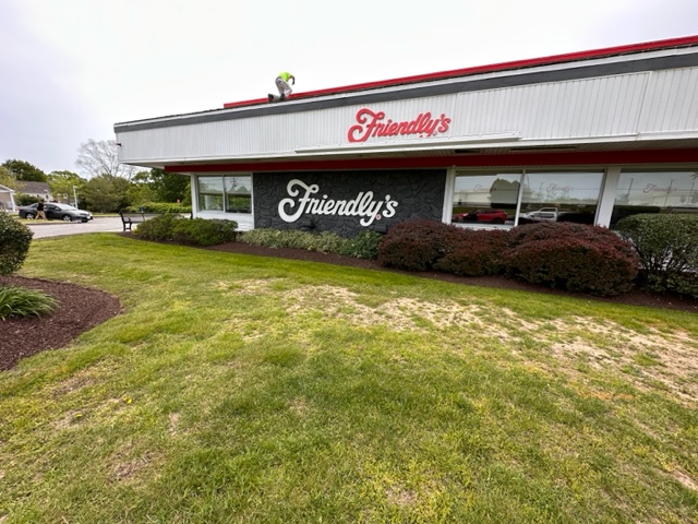 Commercial painting services for restaurants. We provided Friendly's in Dartmouth, MA with professional exterior painting services.
